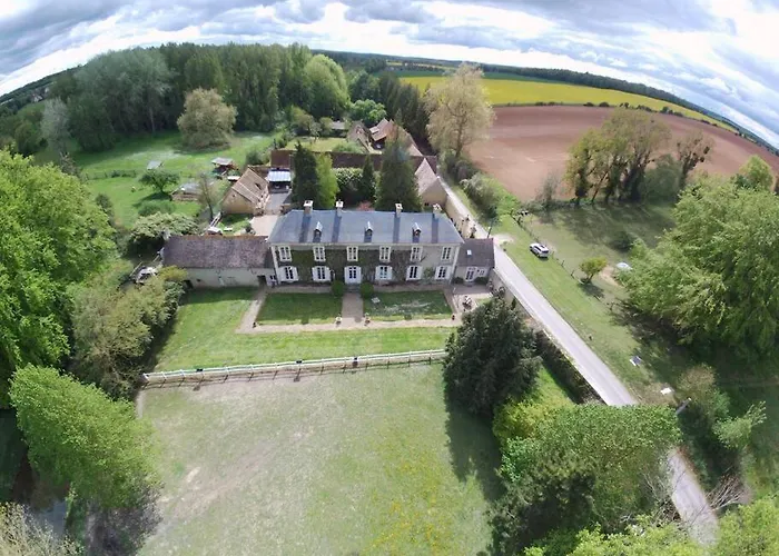 Chalet Domaine De Valmeray La Roulotte Insolite Airan