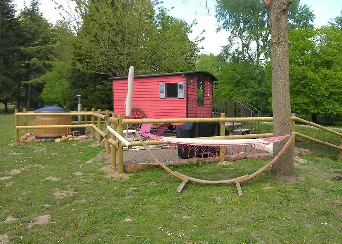 Chalet Domaine De Valmeray La Roulotte Insolite Airan